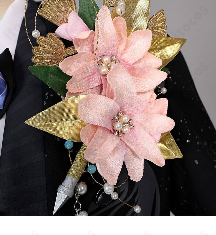 『恋と深空』マヒル 長き昼の抱擁 コスプレ衣装の胸飾りディテール。存在感ある装飾パーツの質感と取り付けを確認