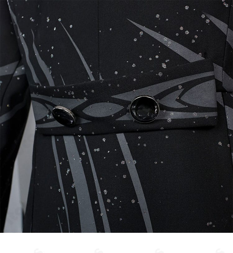 『恋と深空』マヒル コスプレ衣装の背面装飾ディテール。背中の装飾とコートの生地感を捉えたカット