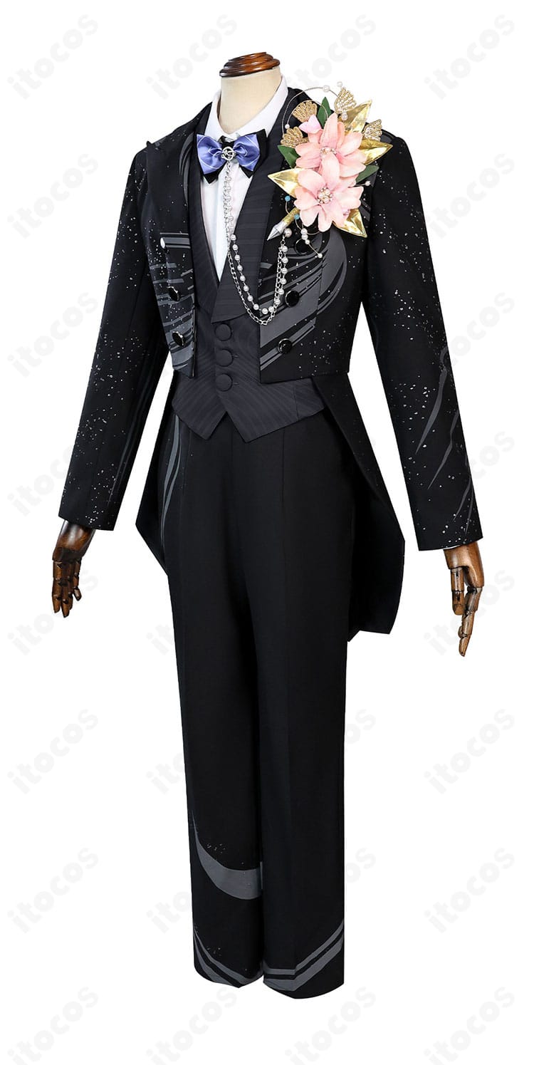 『恋と深空』マヒル コスプレ衣装の側面ディテール。コートのラインとベストのフィット感を強調した写真