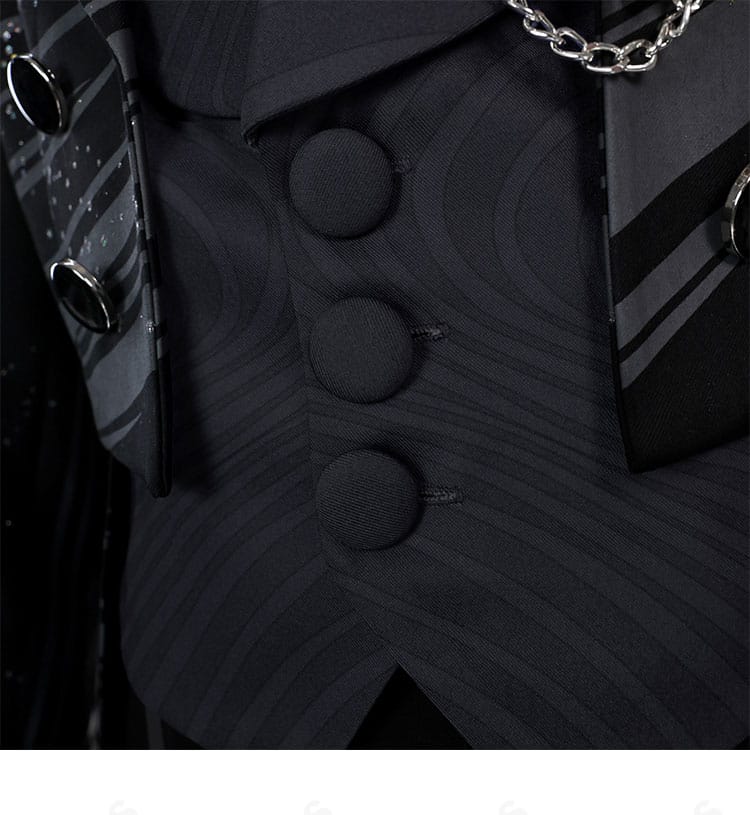 『恋と深空』マヒル コスプレ衣装の前立てボタン部分のクローズアップ。整ったステッチとボタン配置が見える