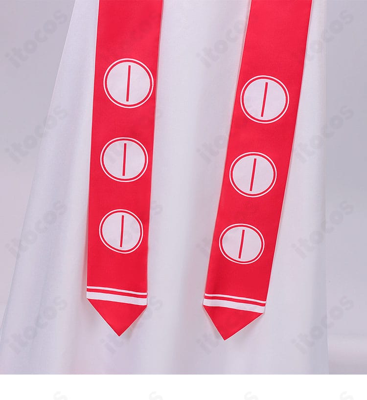 マフラー装飾のアップ。存在感のある幅と端の処理が分かり、コーデのアクセントになることが伝わる写真。