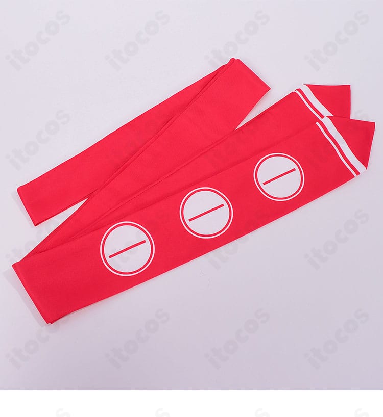 面飾りとマフラーの小物ディテール。質感と固定パーツが分かるアクセサリーの近接写真。