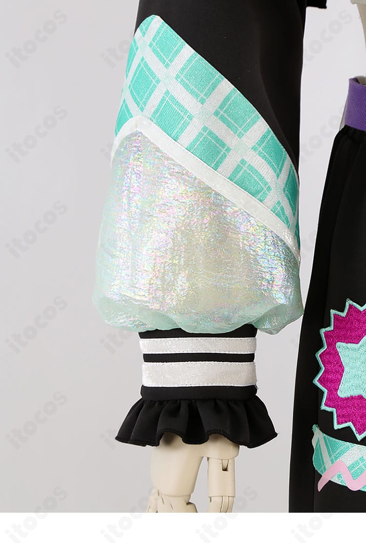 あんスタ 宝丈萊香 コスプレ衣装 袖デザインの詳細。袖口のラインとステッチが見える。