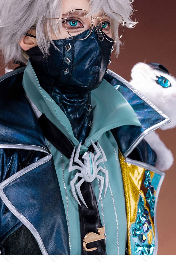 イソップ・カール キャッツアイの胸飾りクローズアップ。豪華な装飾パーツと質感が映えるアクセサリー