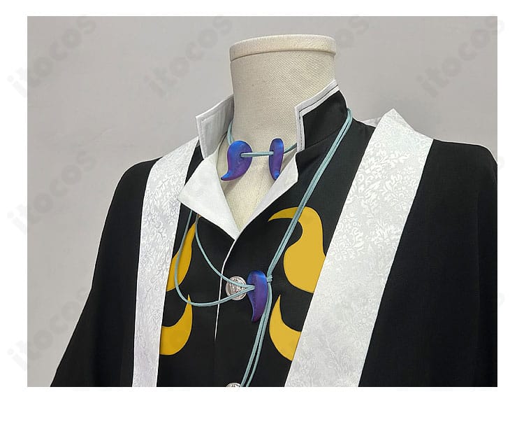 鬼滅の刃 獪岳 雷の呼吸コスプレ衣装の首飾りアクセサリー。形状と留め具の再現性を示すクローズアップ