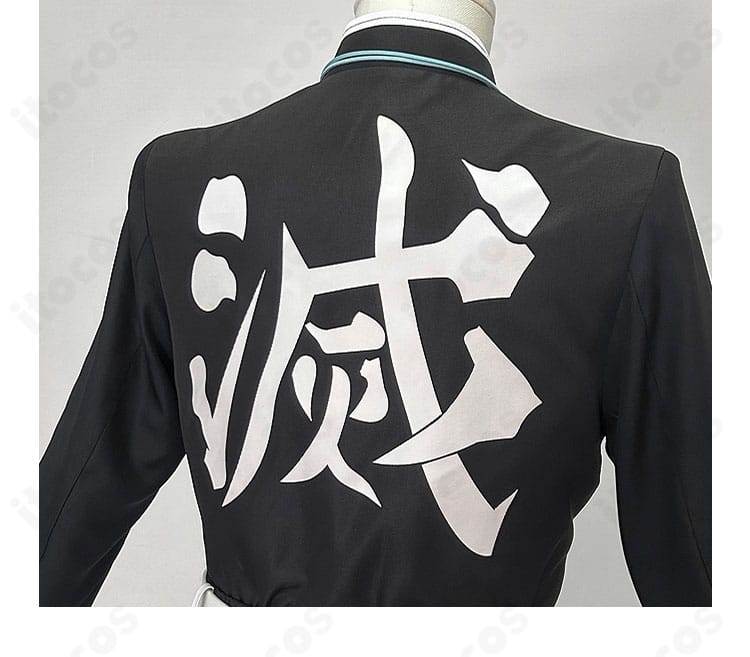 鬼滅の刃 獪岳 雷の呼吸コスプレ衣装の背面文字装飾の近接写真。雰囲気を高めるプリントの再現度を確認可能