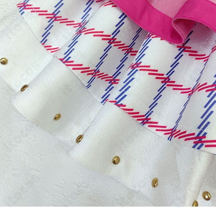 裾部分の装飾細部。繊細な縫製とエッジの処理が撮影映えする仕上がり