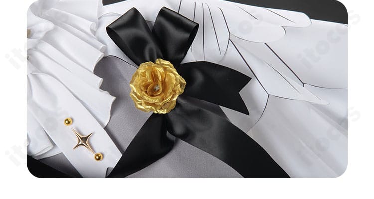 胸元装飾のアップ。メタル調パーツとテープ飾りの配置バランスが華やかさを演出。