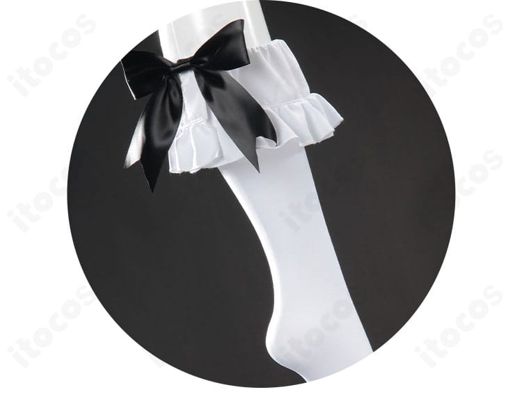 足元アクセサリーのクローズアップ。ソックスと膝下飾りの組み合わせで全身の統一感を表現。