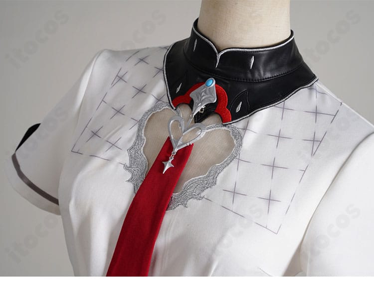 宝鐘マリン 生誕祭2025 制服コスの胸飾りディテール。質感と固定位置を示す拡大ショット。