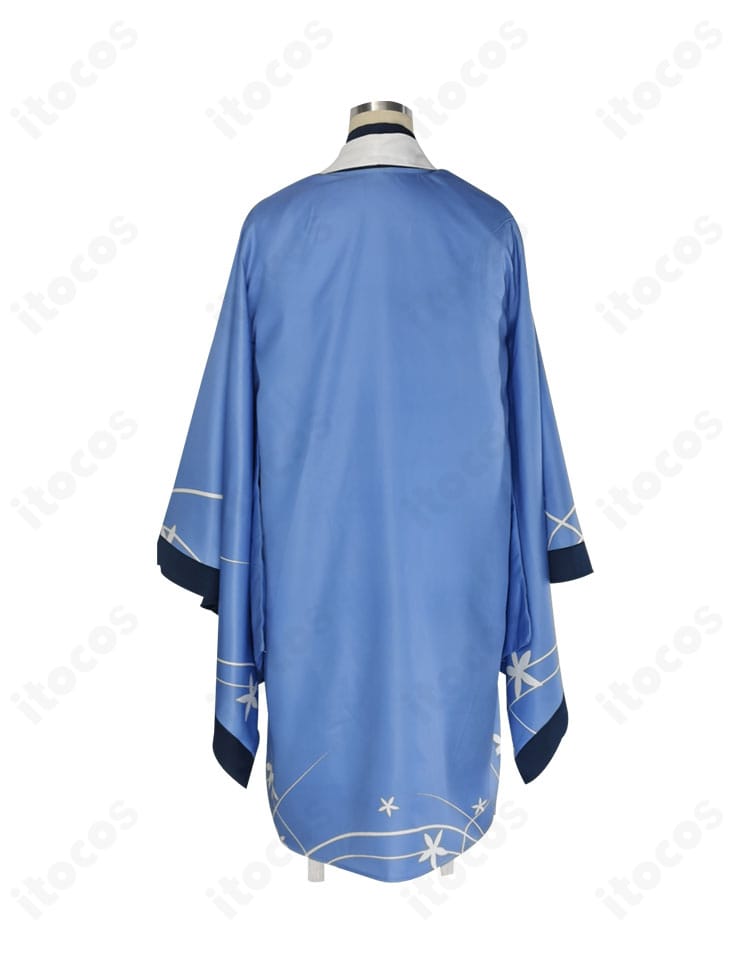 七稜アヤメ コスプレ衣装 背面ディテール。羽織とスカートの落ち感、背面ラインの仕上がりを確認できる写真