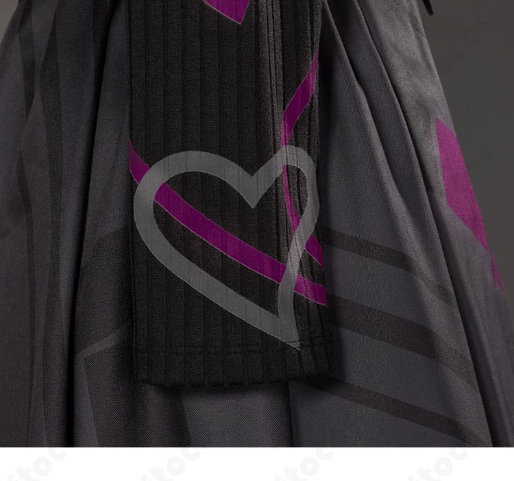 朝比奈まふゆ コスプレ衣装の袖口装飾ディテール。レースとトリムの仕上がりと縫製の丁寧さを表現