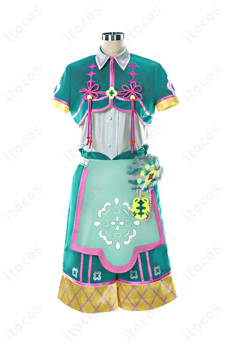 あんスタ 全能ACE コスプレ衣装の正面ディテール。コートのラインと胸元の装飾、縫製の美しさが分かる構図。