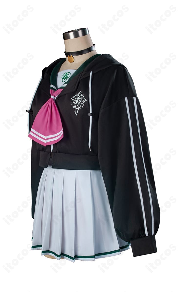 杏山カズサ 制服コスプレの側面写真。パーカーの立体感とスカートのシルエットが分かるアングル。