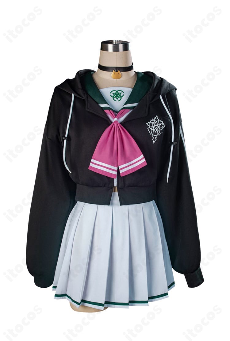 杏山カズサ 制服コスプレの正面全体写真。パーカー・クロップトップ・スカートのバランスと再現度を確認できる。