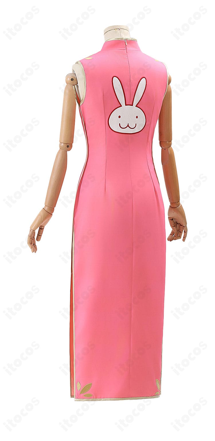 銀魂 神楽コスプレ衣装の背面ディテール。背面開閉仕様と刺繍入りチャイナドレスの仕立てを確認できる写真。