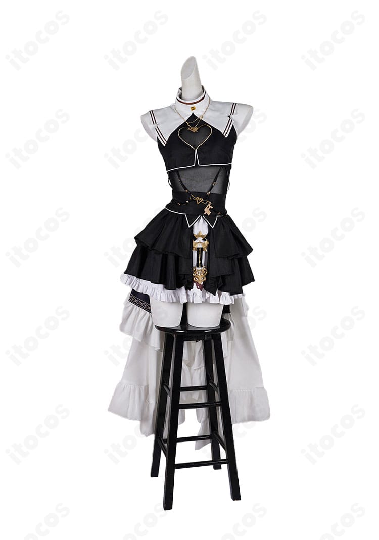 ホロライブ 宝鐘マリン 新衣装コスプレの正面全体写真。襟元から腰部までの意匠を忠実再現