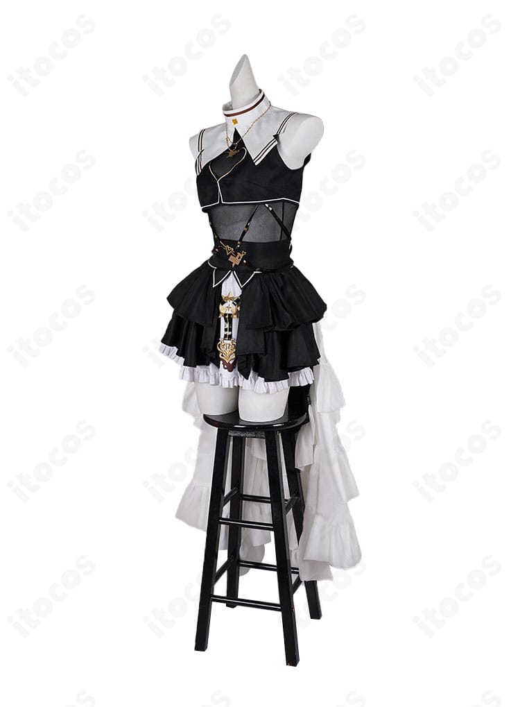 宝鐘マリン 新衣装コスプレの側面全体写真。シルエットとスカートのライン、装飾の立体感を確認可能