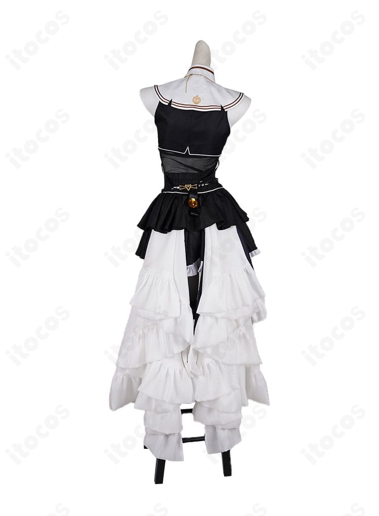 宝鐘マリン 新衣装コスプレの背面全体写真。背中の装飾配置と尾飾りの流れを美しく表現