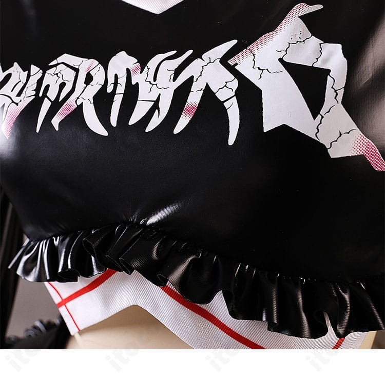 アスカ ロックバンド風コスプレ衣装のグラフィティ風装飾ディテール。ステージ映えするデザイン要素