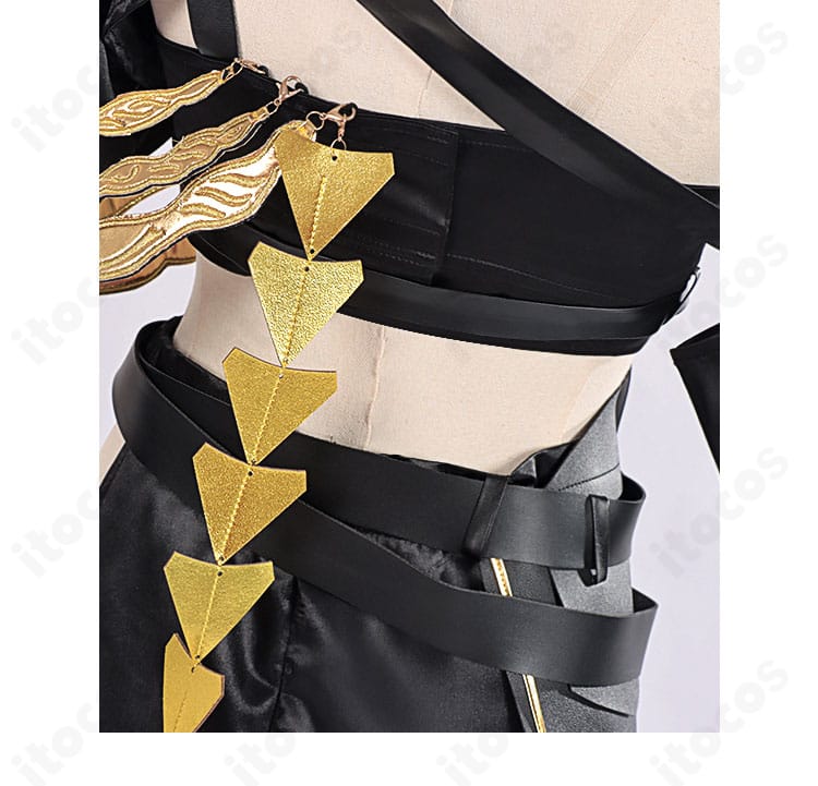 シニックス コスプレ衣装の背面装飾ディテール。ベルト留めと装飾金具の配置をわかりやすく表示