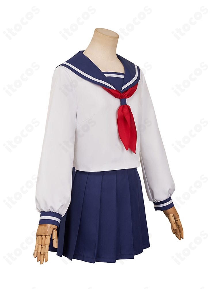 学園制服トップスの襟元とスカーフ結びのディテール