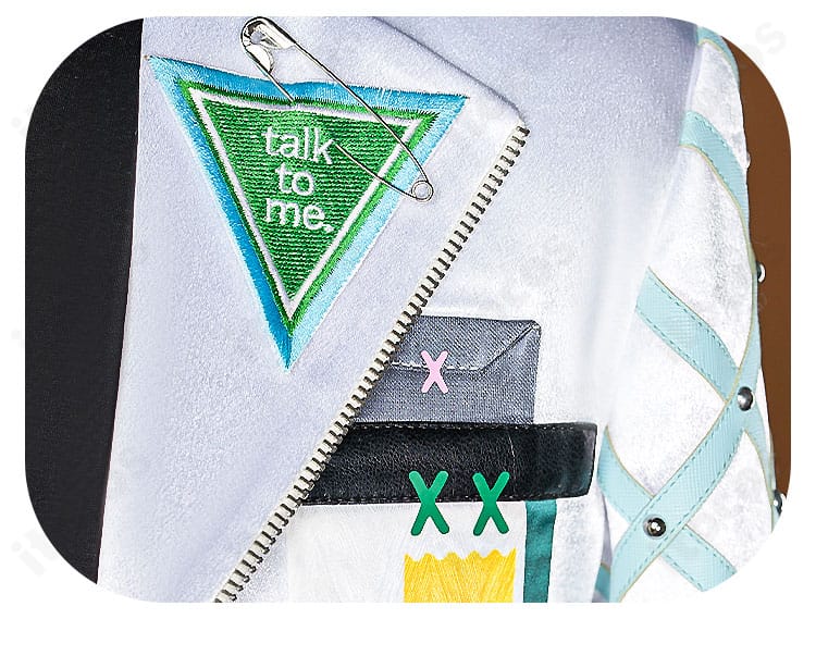 『あんさんぶるスターズ！！』衣装の左襟ブローチ装飾のアップ。質感と留め具を確認