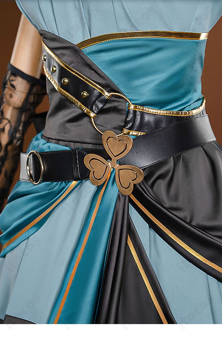 プロセカ 日野森雫 コスプレ衣装の腰飾りディテール。ベルトと装飾のレイヤード