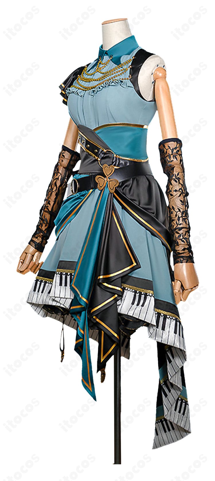 プロセカ 日野森雫 コスプレ衣装を左側から。フレアシルエットの美しいラインを確認