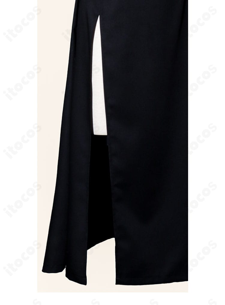 スカートスリットの細部。可動性を高める開き具合と縫製の処理を確認できる。