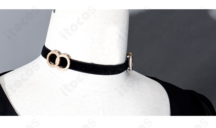 チョーカー首飾りのディテール。金具と留め位置が分かるアクセント小物の近接画像。