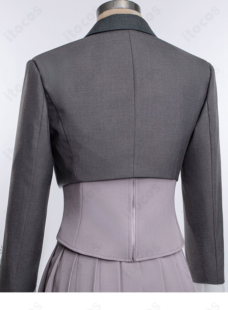 恋と深空 プレイヤー「心を巡る言葉」コスプレ衣装の背面ディテール。コートのフレアと背面ラインが強調された後ろ姿