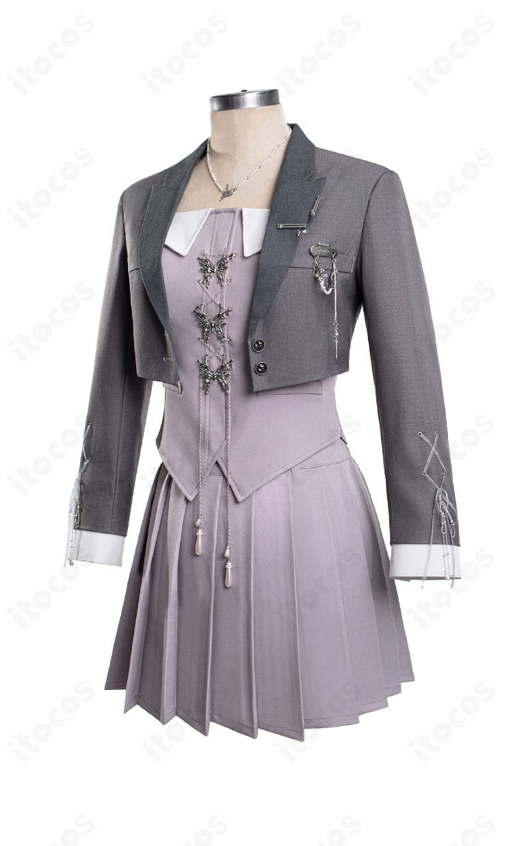 恋と深空 主人公（プレイヤー）「心を巡る言葉」コスプレ衣装の側面ディテール。コートとスカートのレイヤー感、袖飾りの意匠を確認できる画像