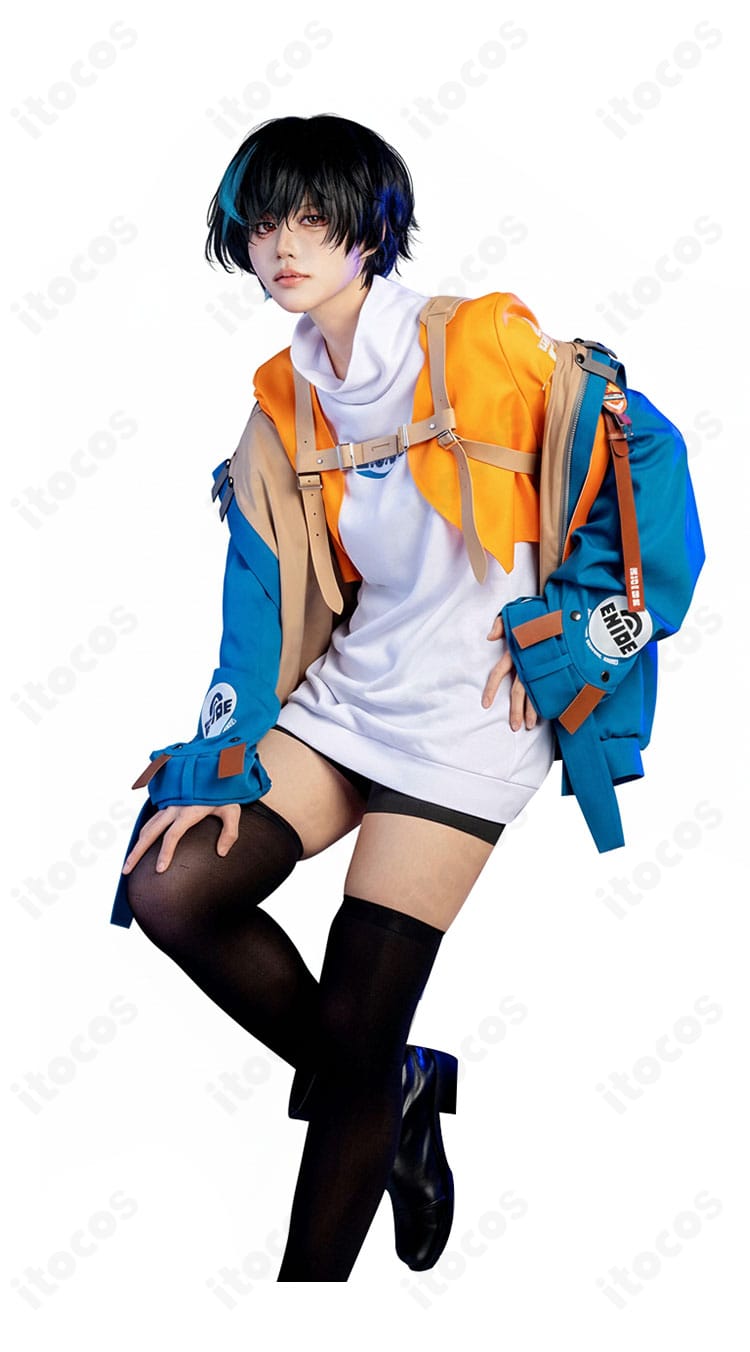 ユニカ コスプレ衣装の装飾ディテールを着用状態で撮影したアップ。縫製と金具の質感が分かる写真。