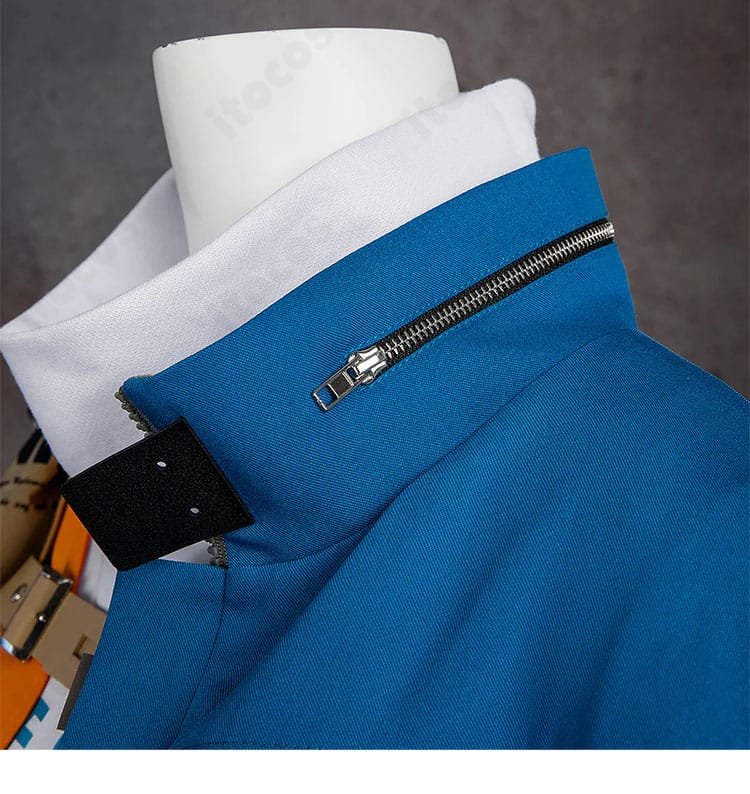 ユニカ コスプレ衣装の襟元ジッパー装飾ディテール。金具の配置と仕上げが見える。