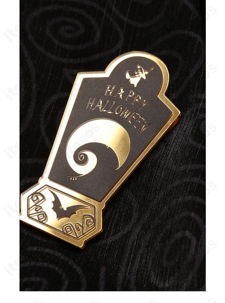 ツイステ ジャミル・バイパー ナイトメアースーツの胸飾りクローズアップ。質感と固定方法が分かる写真