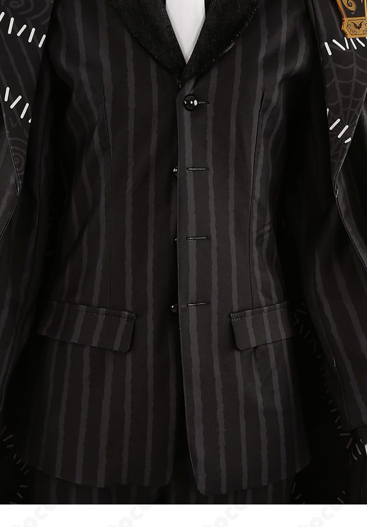 ディズニー ツイステ ジャミル・バイパー ナイトメアースーツの前立て装飾細部。ボタン位置と装飾の配置