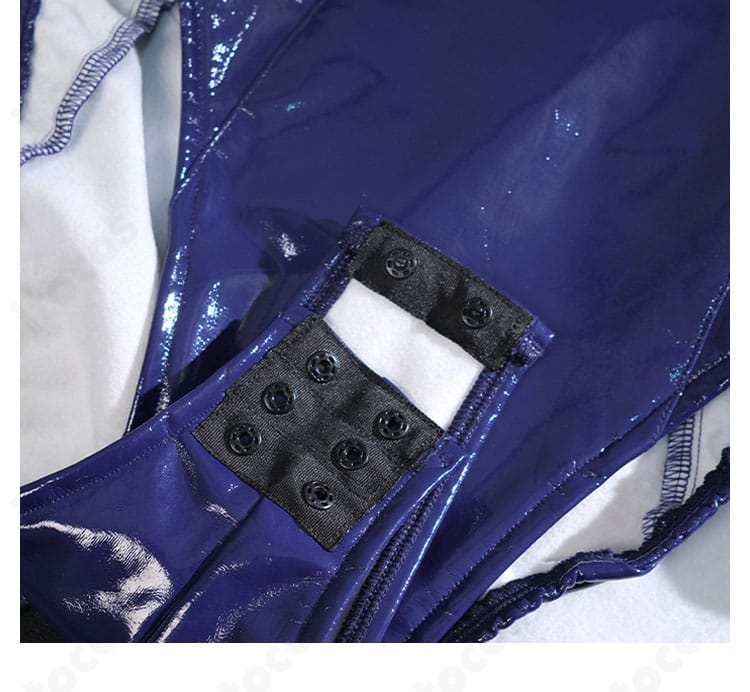 レオタード前面ボタン装飾の近景。丁寧な縫製と端処理により高い再現度を示す。