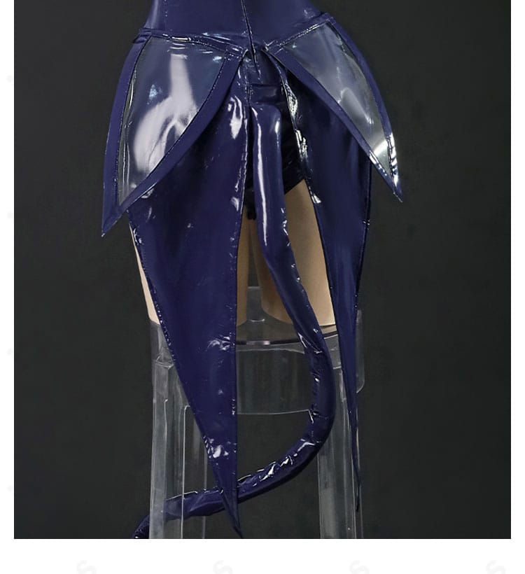 尾飾りと背面アクセントの近接カット。ふわふわの尻尾とリボンの質感を鮮明に表現。