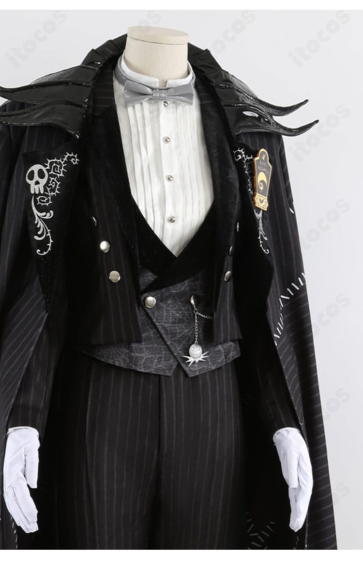 襟元ディテール｜ツイステ レオナ ナイトメアースーツ コスプレ衣装の襟と蝶ネクタイの意匠