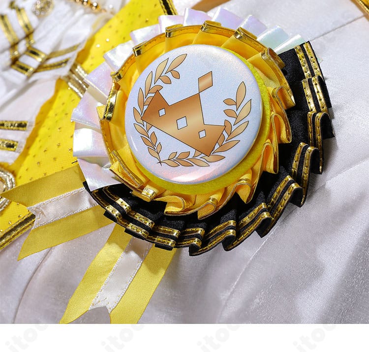 胸元アクセサリーのクローズアップ。5th Anniversary 感謝祭仕様の装飾パーツの質感と配置がわかる写真