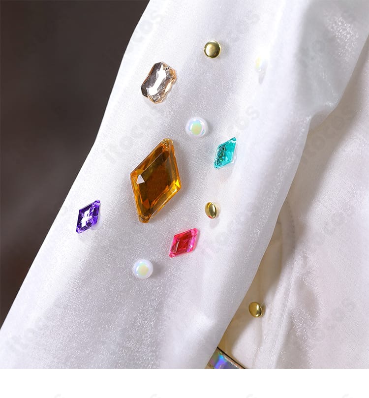 袖口の宝石風パーツの拡大。反射が美しいアクセサリーで写真映えする仕上がり