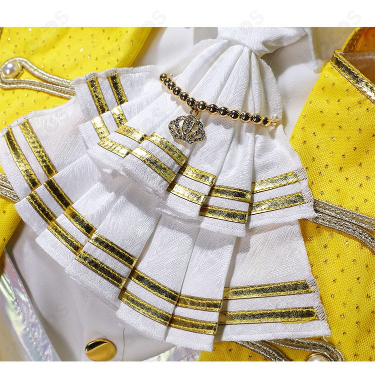 ネクタイ・スカーフまわりの拡大。光沢感と結びのボリュームがポイントの華やかなアクセント