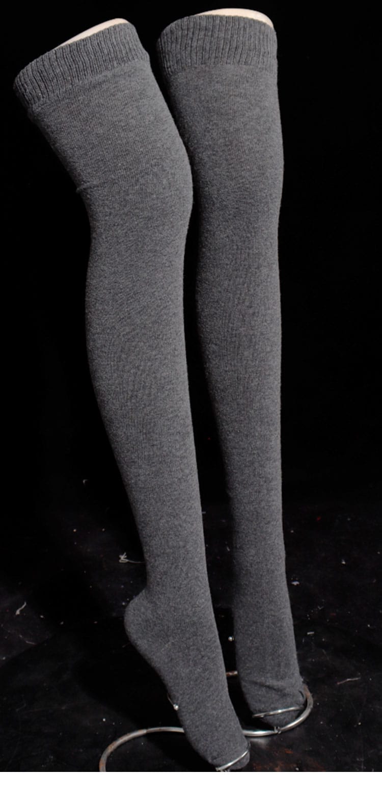 ソックスのディテール。リブの表情と丈感が分かる凶鳥狂死香 私服コスプレ小物。