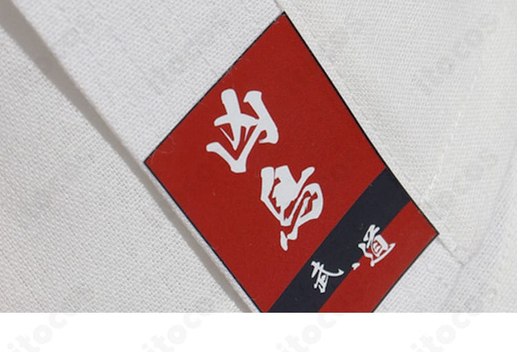 裾部分の装飾ディテール。ヘムラインの処理と装飾の配置が見える凶鳥狂死香 私服コスプレ。