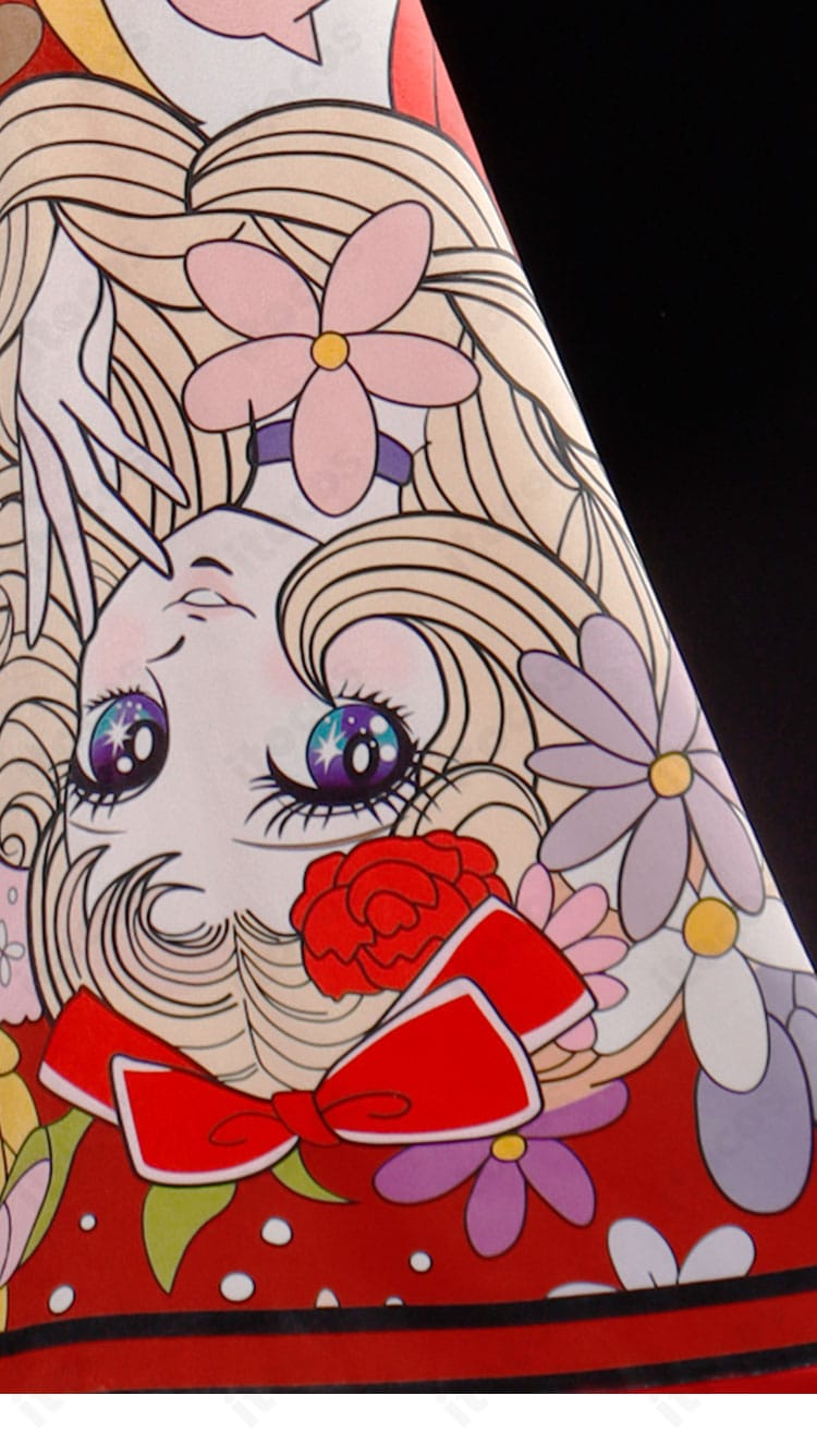 マントのキャラクター風落書き装飾のクローズアップ。作品世界観を反映した凶鳥狂死香 私服Ver.衣装。