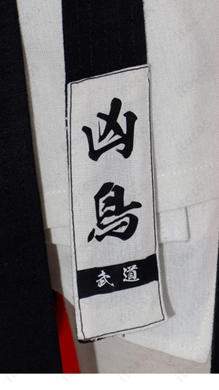 帯風ベルトの文字デザイン装飾の接写。迫力あるタイポグラフィを再現した凶鳥狂死香 私服コス。