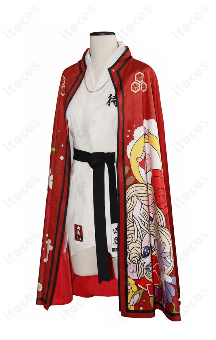 側面から見た全体シルエット。マントの落ち感とショートパンツのシャープなラインを示す凶鳥狂死香 私服コス。