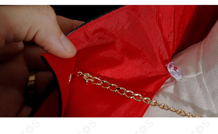 ボタン装飾のクローズアップ。質感のある金具と縫製の整いが分かる凶鳥狂死香 私服衣装。