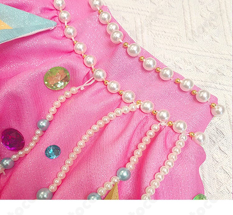 レインボーエトワールコーデのパール風チェーン装飾クローズアップ。煌びやかなアクセントと縫製の仕上がりが分かる